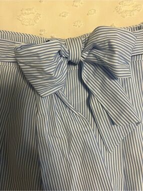 Crown and Ivey “Hello Spring” bow tie shorts. Blue and white size 4
